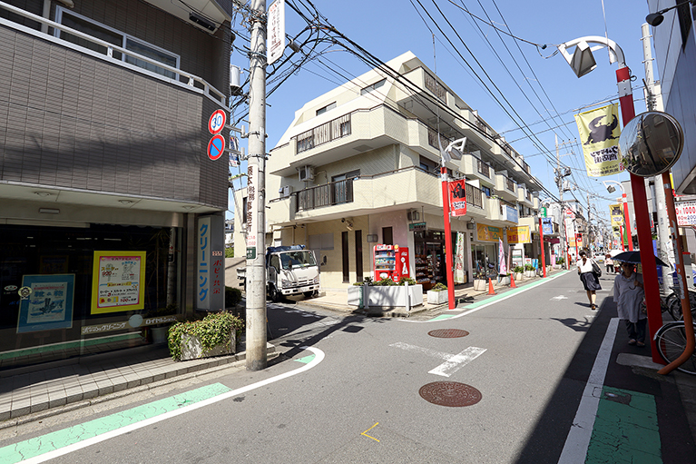 左に曲がる